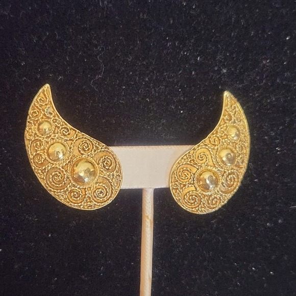 Kenneth Jay Lane Paisley Goldtone Filigree Vintage Clip on Earrings - Picture 5 of 9